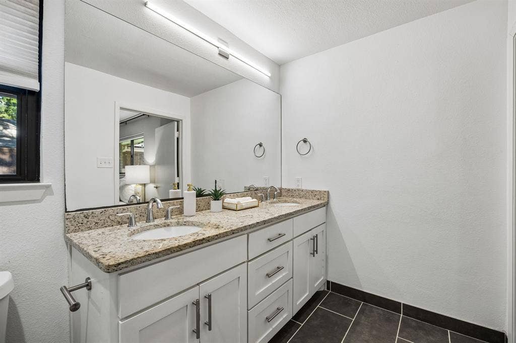 9815 Fitzroy Drive, Dallas, TX 75238 9815 Fitzroy - Tom Hughes Team - Primary Bathroom