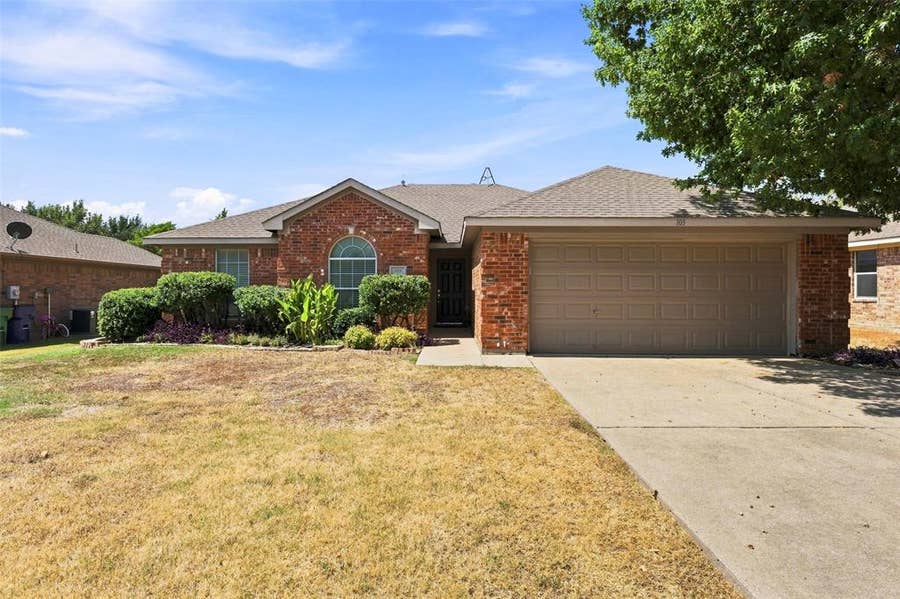 Property photo for 103 Buckskin Drive, Waxahachie, TX