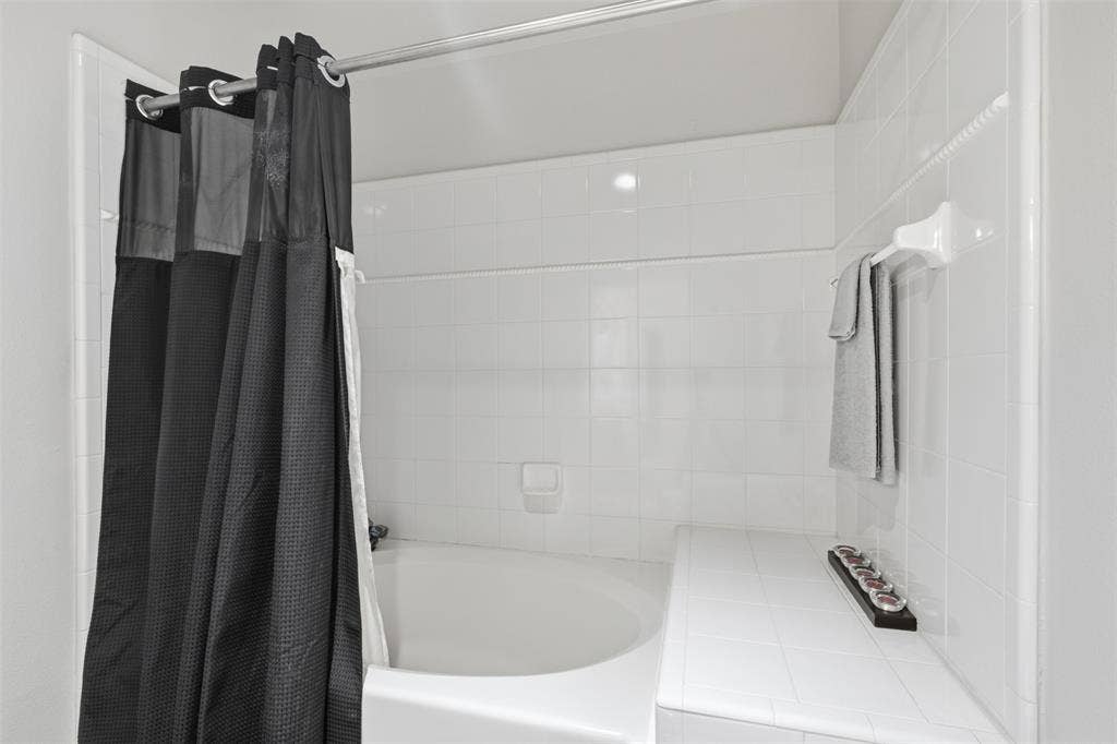 330 Las Colinas Boulevard E, #1216, Irving, TX 75039 Integrated bathtub with white tile surround and a tiled ledge