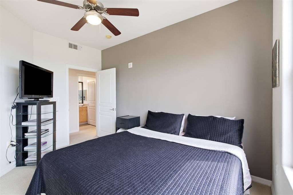 330 Las Colinas Boulevard E, #1216, Irving, TX 75039 Room featuring a ceiling fan with integrated lighting, a contrasting accent wall, and carpet flooring