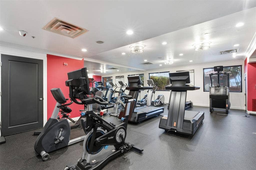 330 Las Colinas Boulevard E, #1216, Irving, TX 75039 Fitness facility featuring resilient flooring, recessed lighting, wall-mounted mirrors, and multiple windows