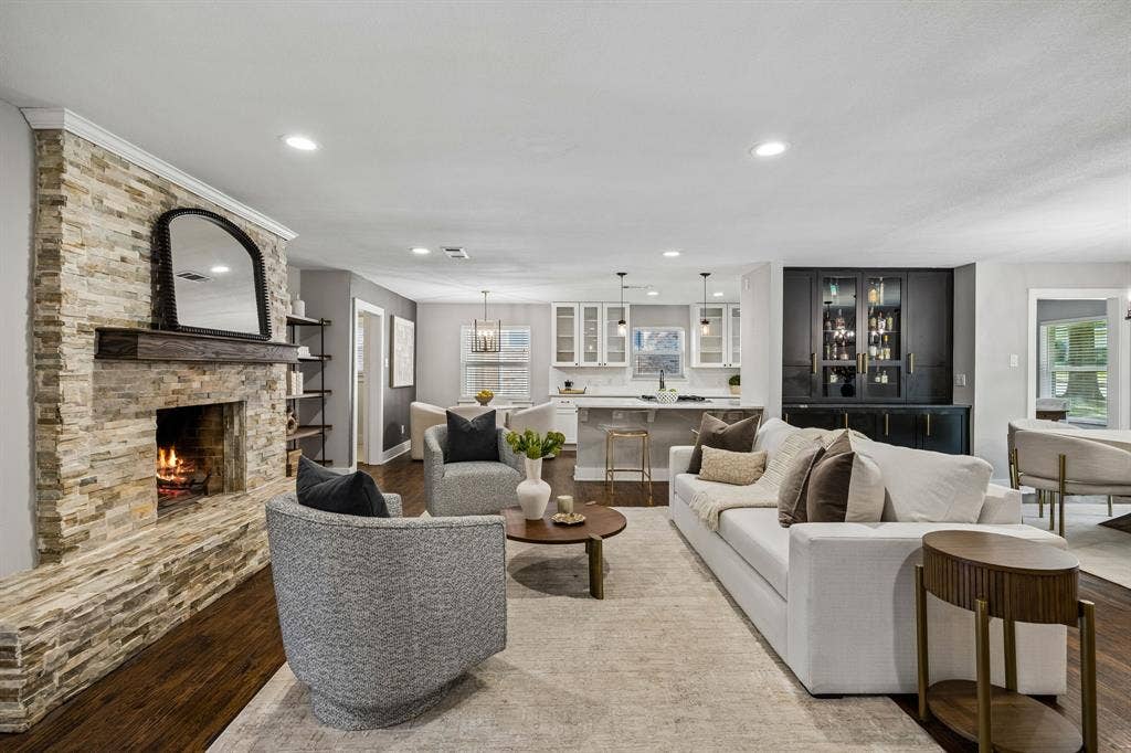 9021 Aldwick Drive, Dallas, TX 75238 9021 Aldwick - Tom Hughes Team - Living Room