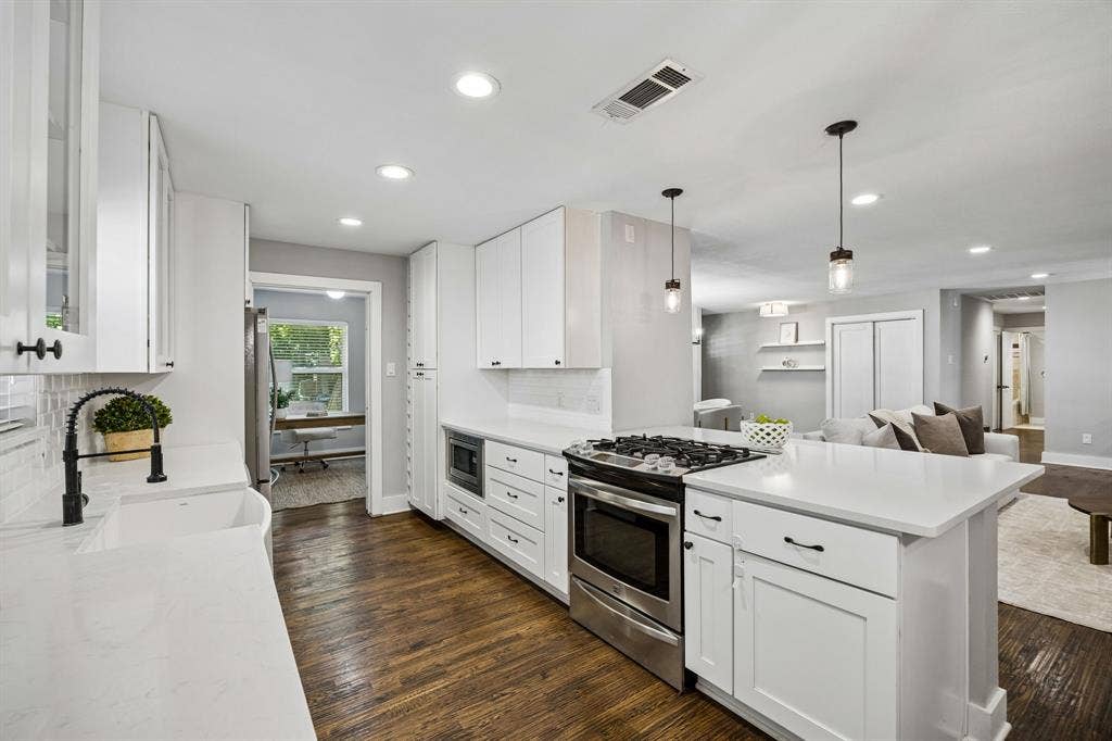 9021 Aldwick Drive, Dallas, TX 75238 9021 Aldwick - Tom Hughes Team - Kitchen
