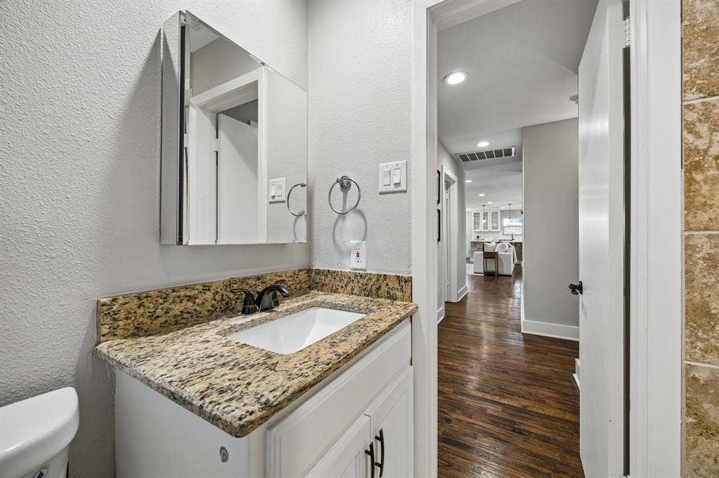 9021 Aldwick Drive, Dallas, TX 75238 9021 Aldwick - Tom Hughes Team - Secondary Bathroom