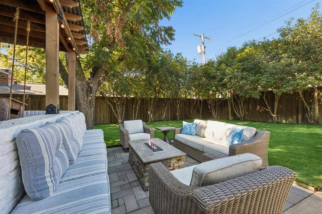 9021 Aldwick Drive, Dallas, TX 75238 9021 Aldwick - Tom Hughes Team - Seating Area