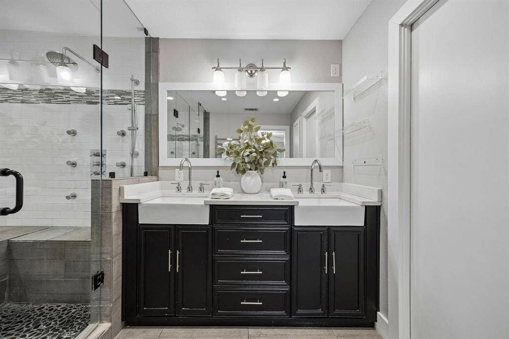 9021 Aldwick Drive, Dallas, TX 75238 9021 Aldwick - Tom Hughes Team - Primary Bathroom