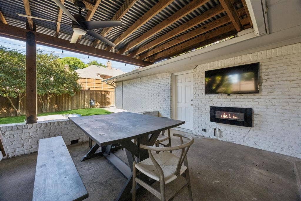 9021 Aldwick Drive, Dallas, TX 75238 9021 Aldwick - Tom Hughes Team - Covered Patio