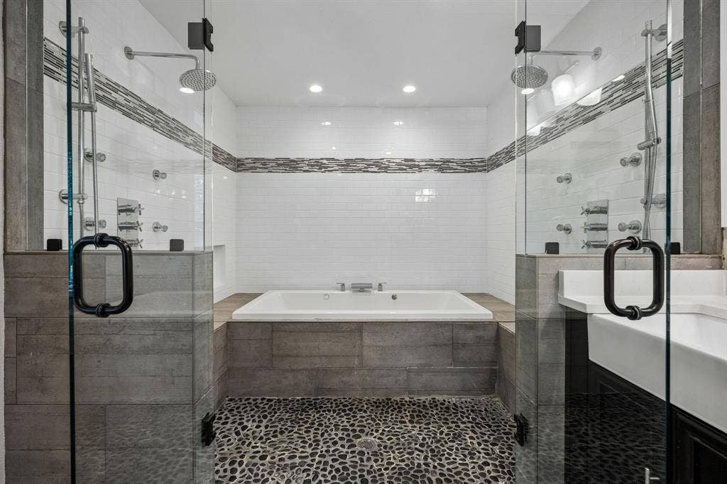 9021 Aldwick Drive, Dallas, TX 75238 9021 Aldwick - Tom Hughes Team - Primary Bathroom