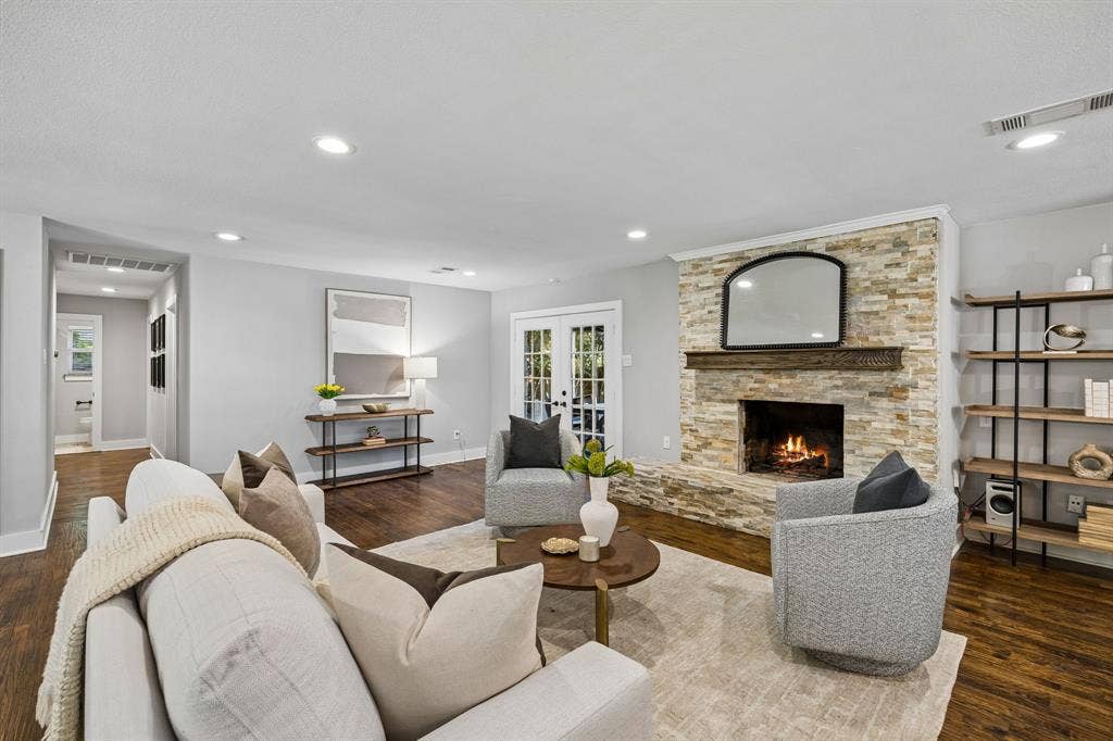 9021 Aldwick Drive, Dallas, TX 75238 9021 Aldwick - Tom Hughes Team - Living Room