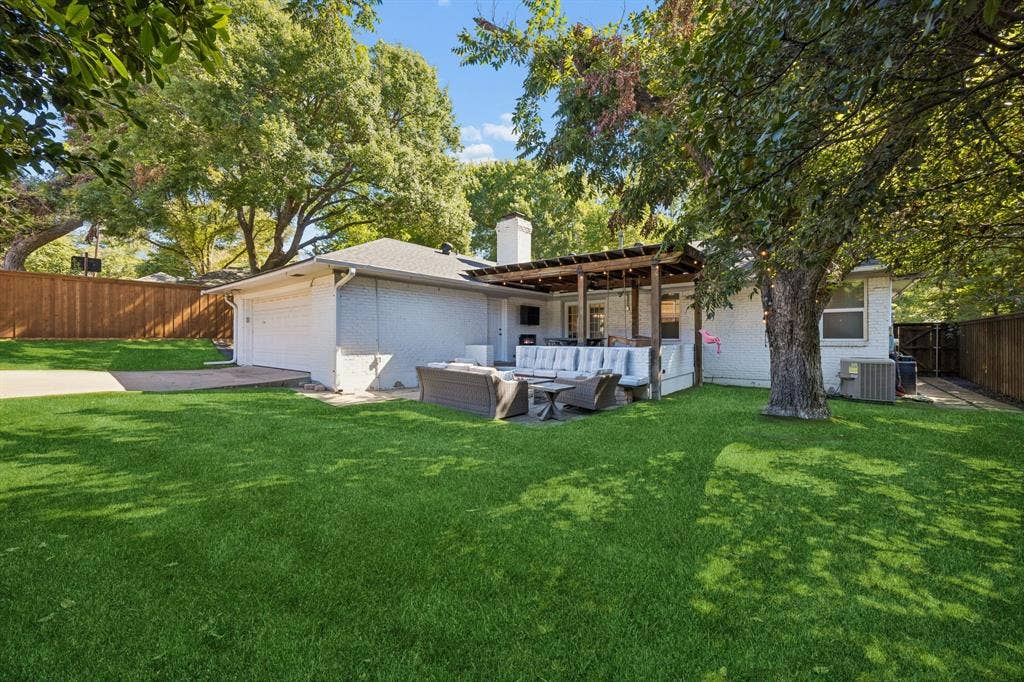 9021 Aldwick Drive, Dallas, TX 75238 9021 Aldwick - Tom Hughes Team - Backyard