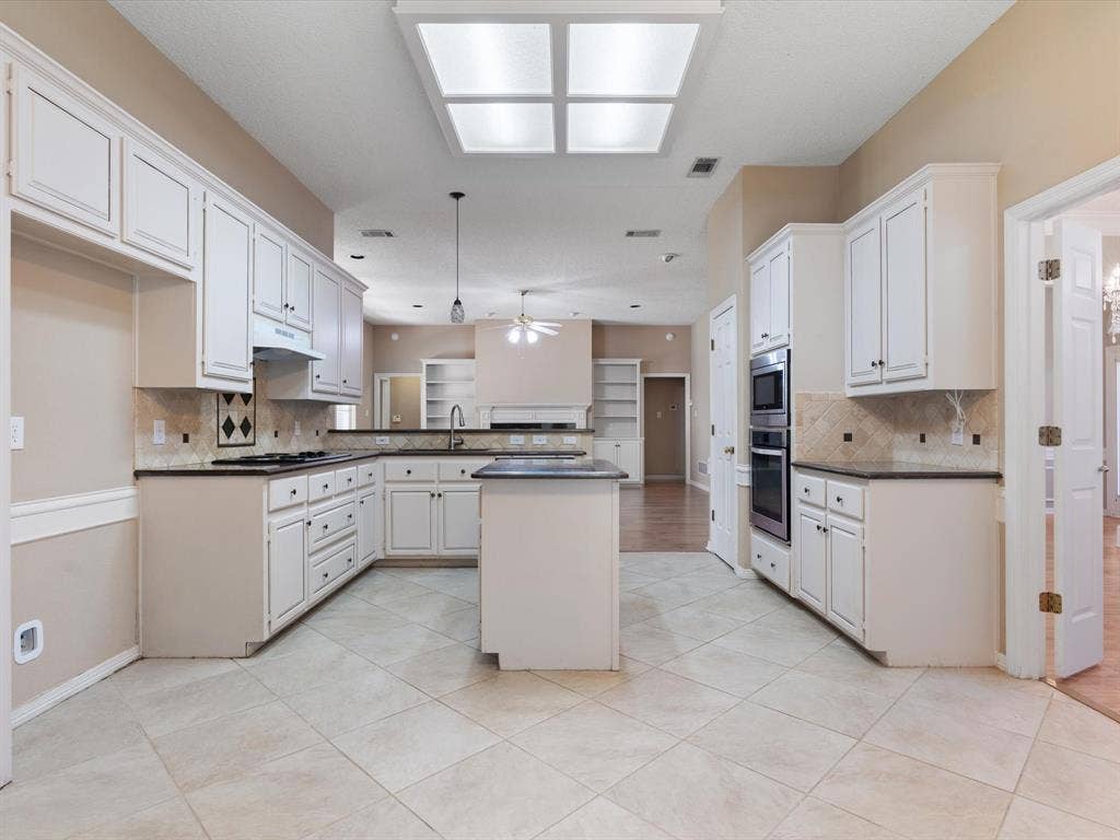 1404 Land Drive, Plano, TX 75093 1404 Land Drive, Plano, TX 75093