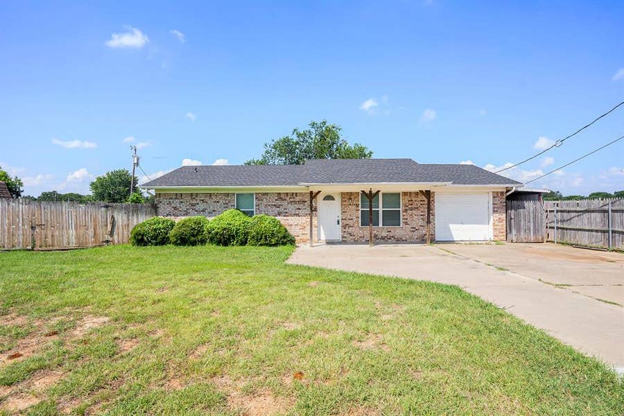 Property photo for 826 Meadowlark Circle, Granbury, TX