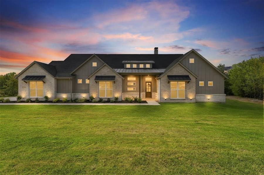 Property photo for 3071 Stonebriar Drive, Waxahachie, TX