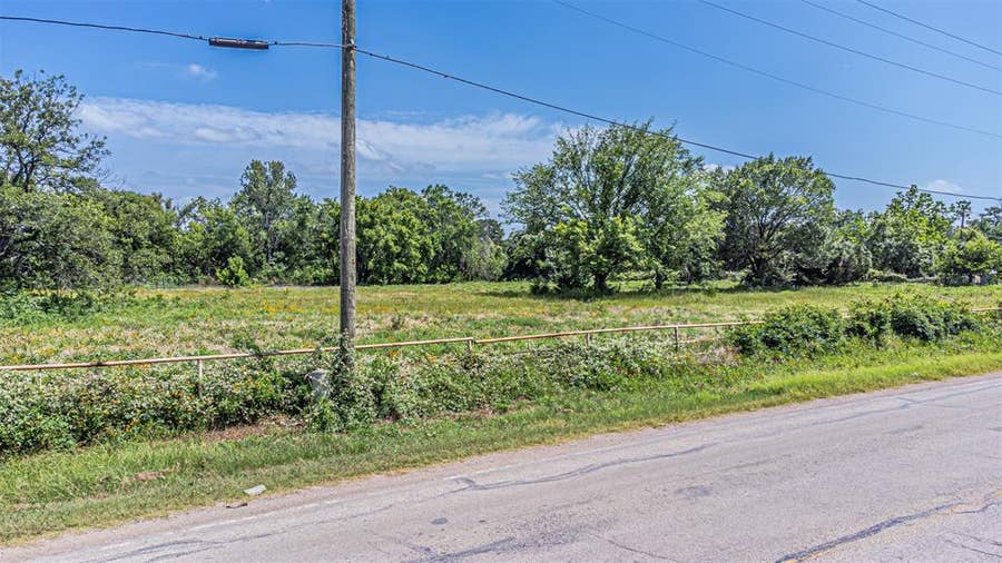 Property photo for 1407 W Simonds Road, Seagoville, TX