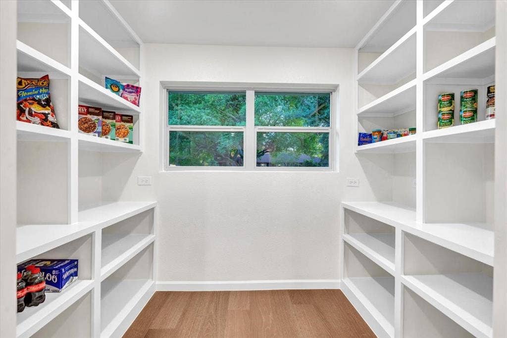 2801 W Aspen Court, Plano, TX 75075 Spacious walk-in pantry