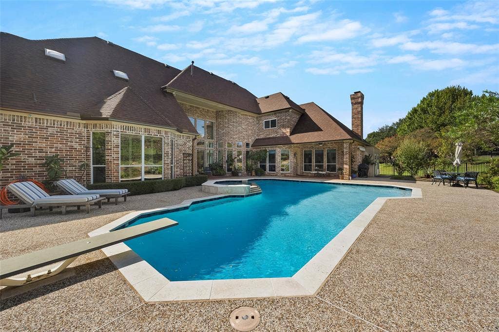 508 Moraine Way, Heath, TX 75032 Stunning sunset views create the perfect setting for evening relaxation and entertaining.