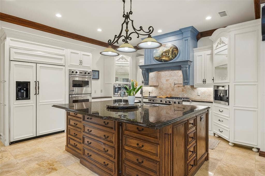 508 Moraine Way, Heath, TX 75032 Spacious kitchen designed for entertaining with generous counter space and storage.
