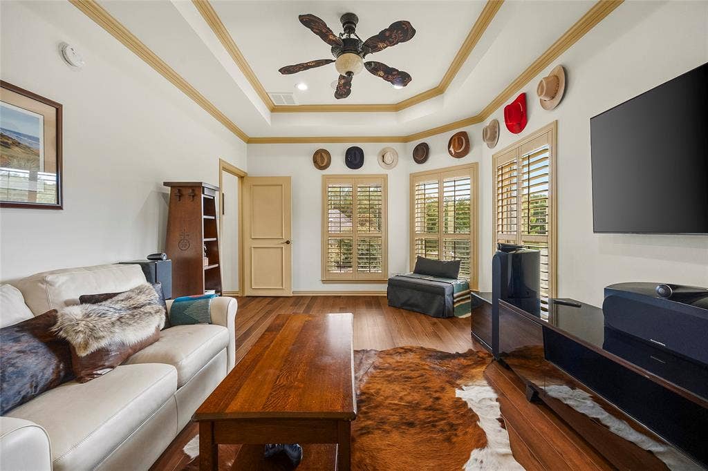 508 Moraine Way, Heath, TX 75032 Spacious and flexible living area with beautiful architectural ceiling details.