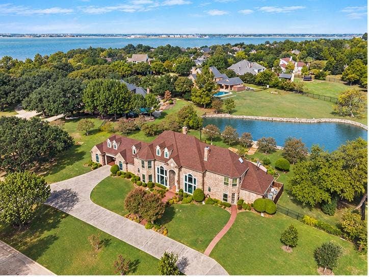 508 Moraine Way, Heath, TX 75032 Beautifully situated on a landscaped one-acre lot in Heath’s desirable Moraine neighborhood.