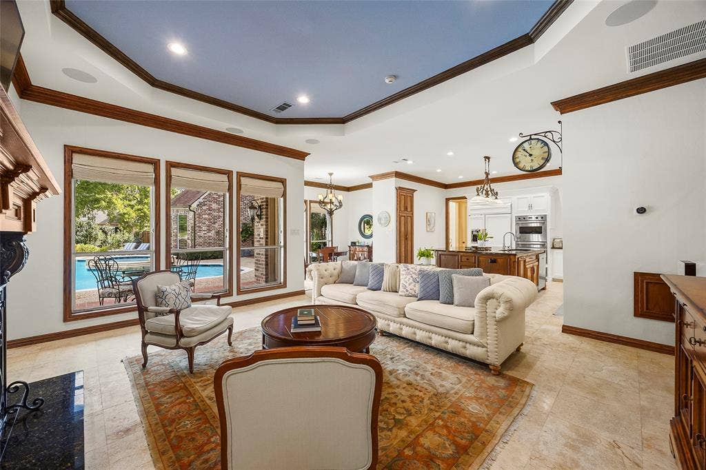 508 Moraine Way, Heath, TX 75032 Comfortable gathering space with rich wood finishes and abundant natural light.