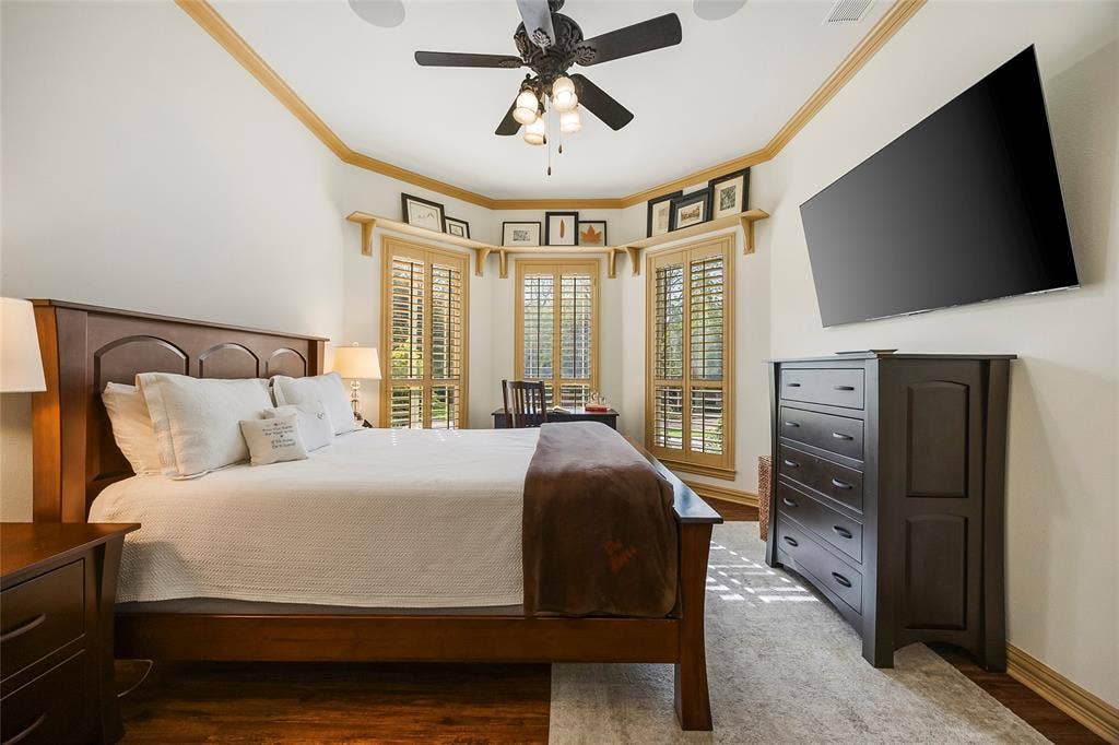 508 Moraine Way, Heath, TX 75032 Spacious bedroom featuring architectural ceiling details and natural light.