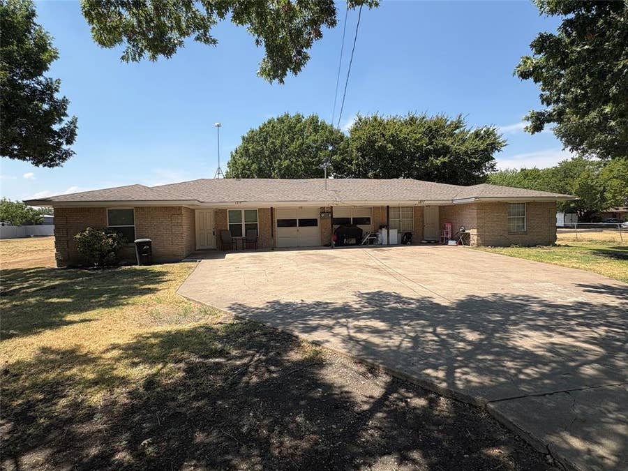 Property photo for 1217 Narrow Lane, Red Oak, TX