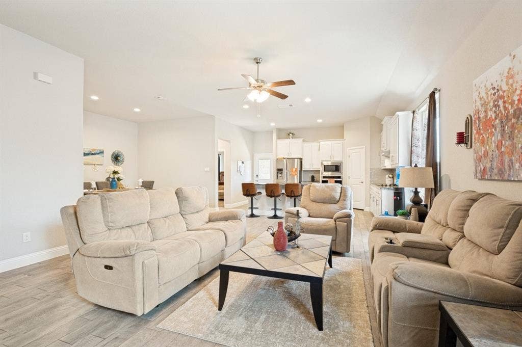1006 Summer Grove Drive, Midlothian, TX 76065