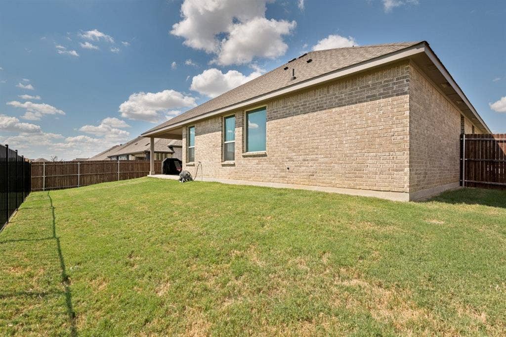 1006 Summer Grove Drive, Midlothian, TX 76065