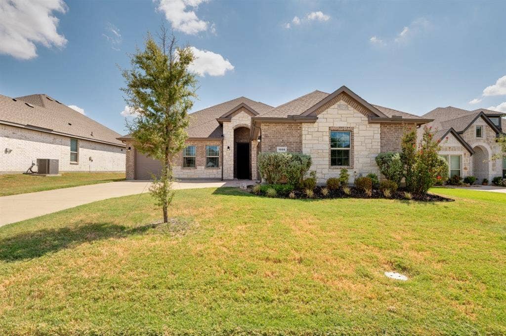1006 Summer Grove Drive, Midlothian, TX 76065