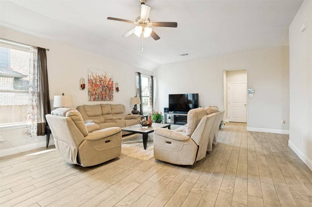 1006 Summer Grove Drive, Midlothian, TX 76065