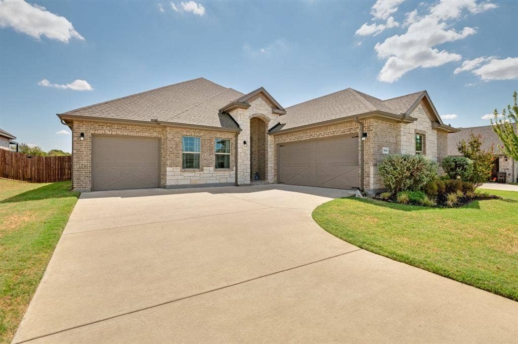 1006 Summer Grove Drive, Midlothian, TX 76065