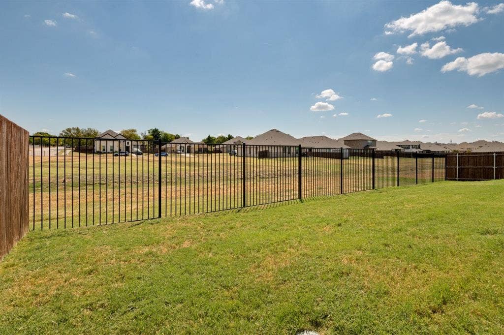 1006 Summer Grove Drive, Midlothian, TX 76065