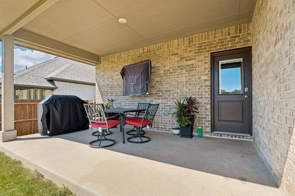 1006 Summer Grove Drive, Midlothian, TX 76065