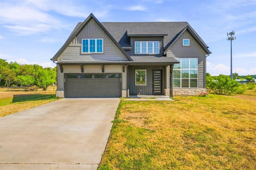 Property photo for 1316 Shawnee Trail, Granbury, TX