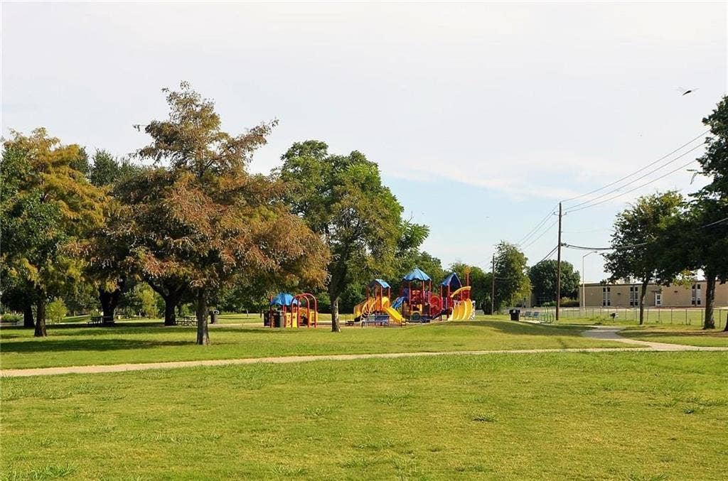 3925 Villa Downs Drive, Plano, TX 75023 Community playground area