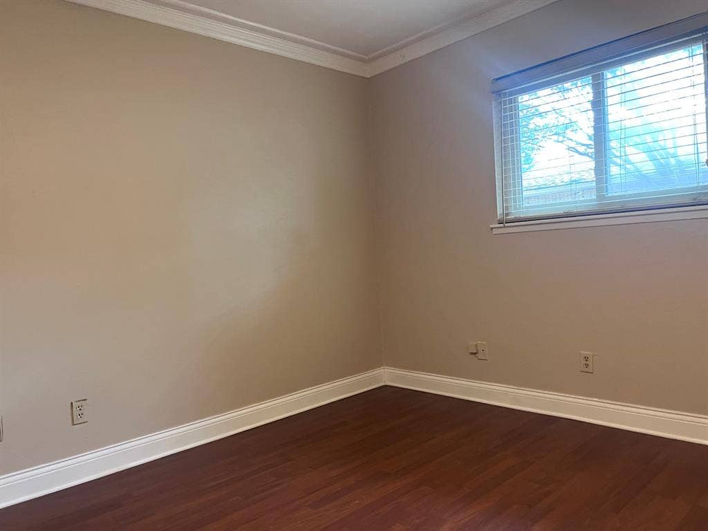 3925 Villa Downs Drive, Plano, TX 75023 Crown molding and wood-finish flooring complement the neutral wall tones