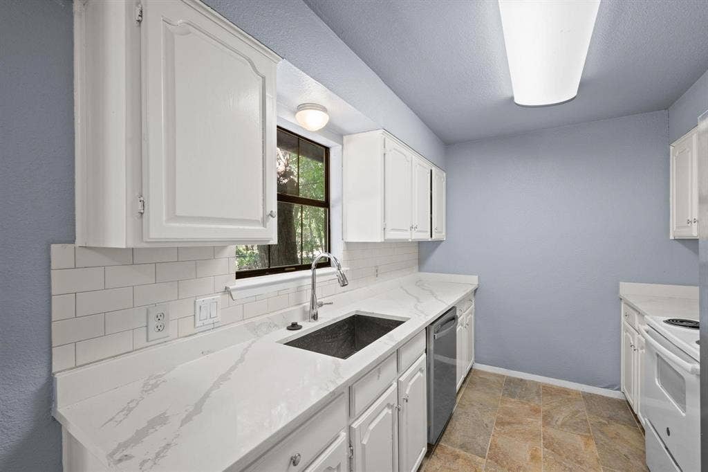1729 W Doyle Street, Granbury, TX 76048 1729 W Doyle Street, Granbury, TX 76048