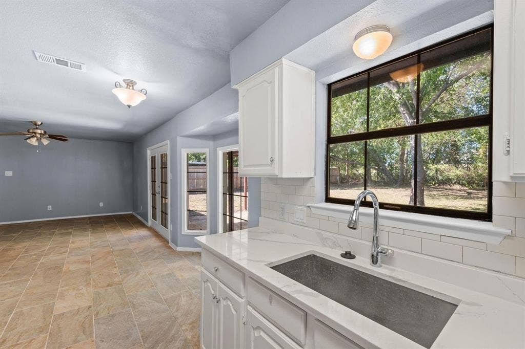 1729 W Doyle Street, Granbury, TX 76048 1729 W Doyle Street, Granbury, TX 76048