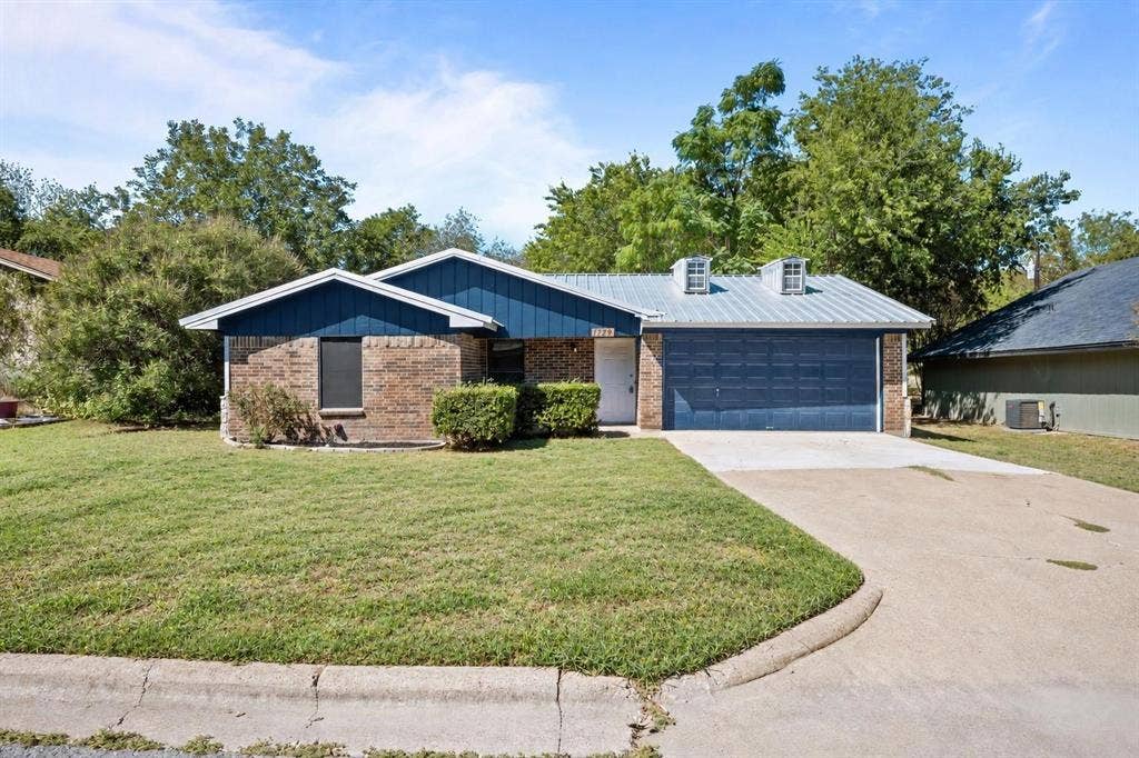 1729 W Doyle Street, Granbury, TX 76048 1729 W Doyle Street, Granbury, TX 76048
