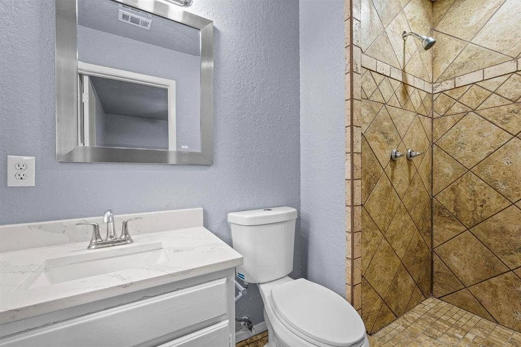 1729 W Doyle Street, Granbury, TX 76048 1729 W Doyle Street, Granbury, TX 76048