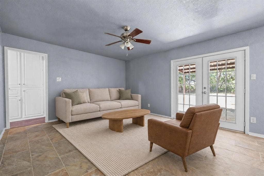 1729 W Doyle Street, Granbury, TX 76048 1729 W Doyle Street, Granbury, TX 76048