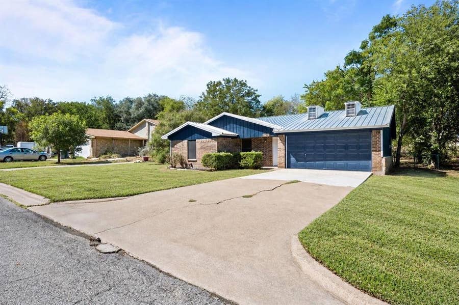 Property photo for 1729 W Doyle Street, Granbury, TX