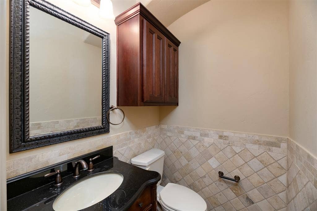 7914 Bishop Road, Plano, TX 75024 half bath 2n floor