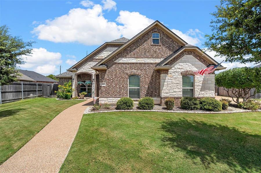 Property photo for 804 Gallant Fox, Hewitt, TX