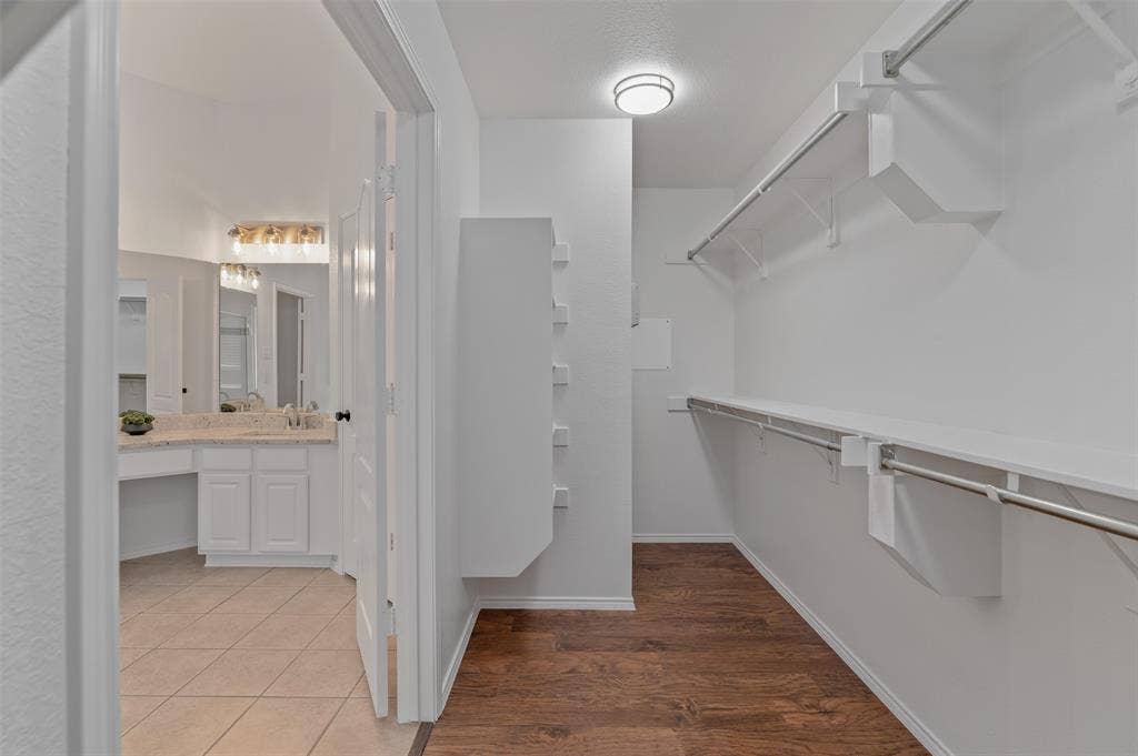 2809 Hollow Ridge Drive, Denton, TX 76210 Primary walk in closet