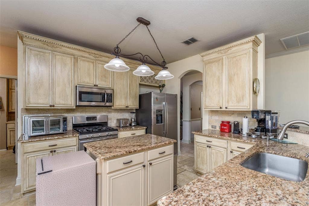 5800 Pine Ridge Boulevard, McKinney, TX 75070 Your kitchen features stainless steel appliances and granite countertops.