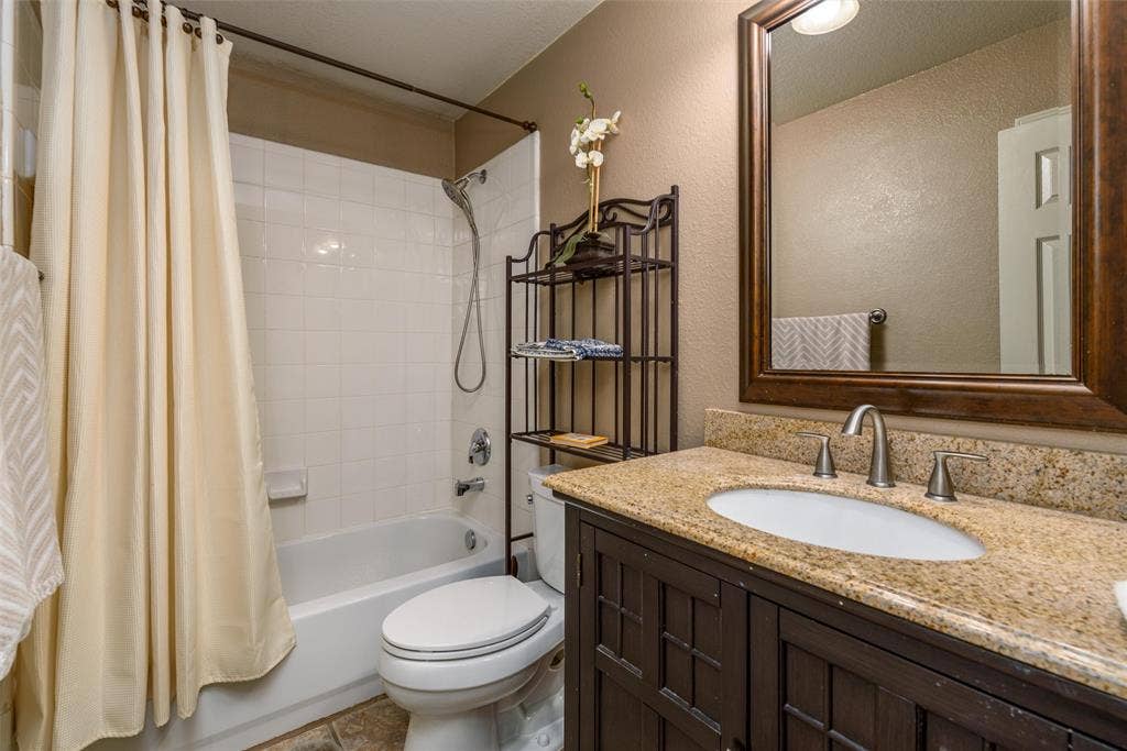 5800 Pine Ridge Boulevard, McKinney, TX 75070 An upstairs full-sized bathroom.