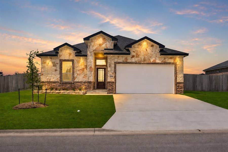 Property photo for 130 lasso Loop, Lorena, TX