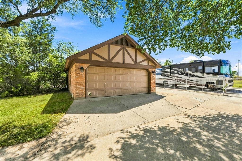 11513 Ridgeview Circle, Fort Worth, TX 76244