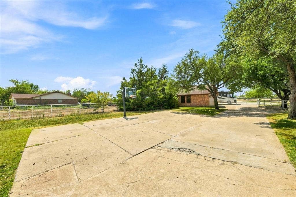 11513 Ridgeview Circle, Fort Worth, TX 76244